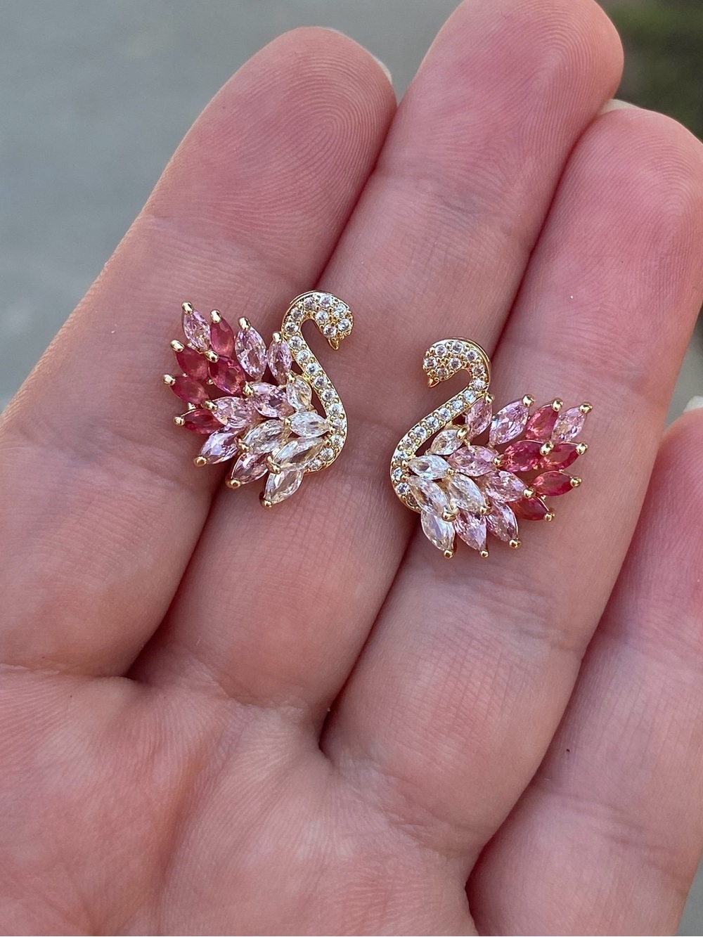 NEW! Luxury Swan Crystal Stud Earrings. A1-47 - Picture 3 of 5